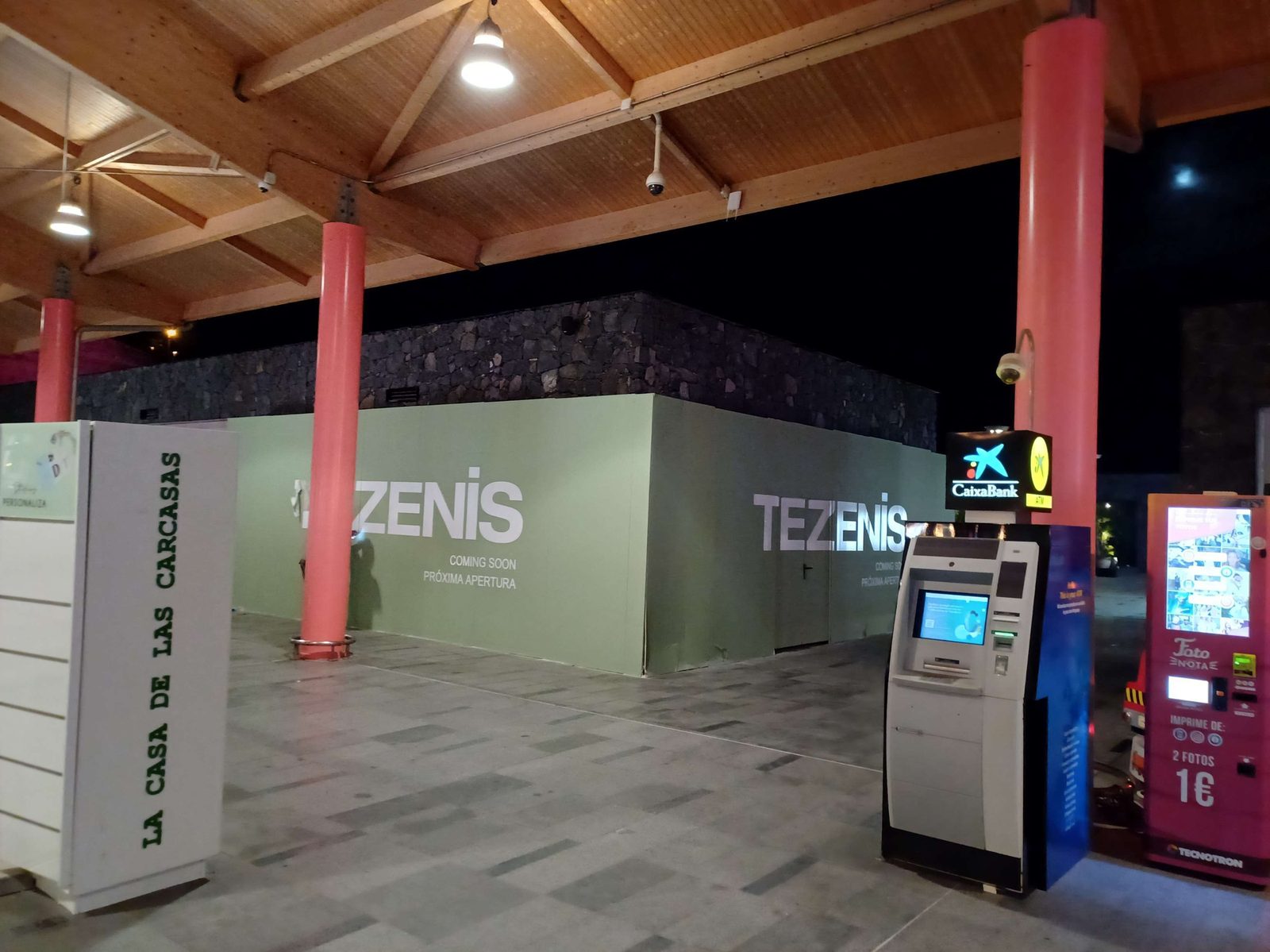 Tecnico trabajando en una instalacion audiovisual en tienda retail